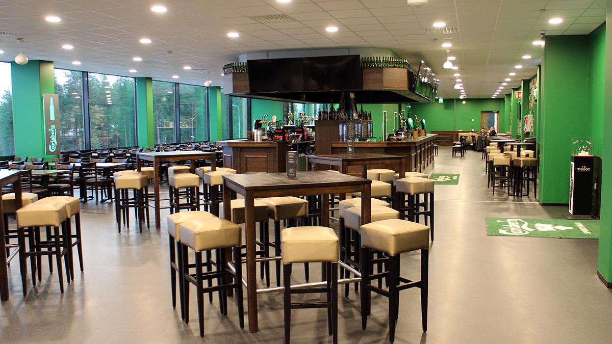 Pöytiä ja tuoleja Carlsberg Sports Barissa OmaSp Stadionilla Seinäjoella